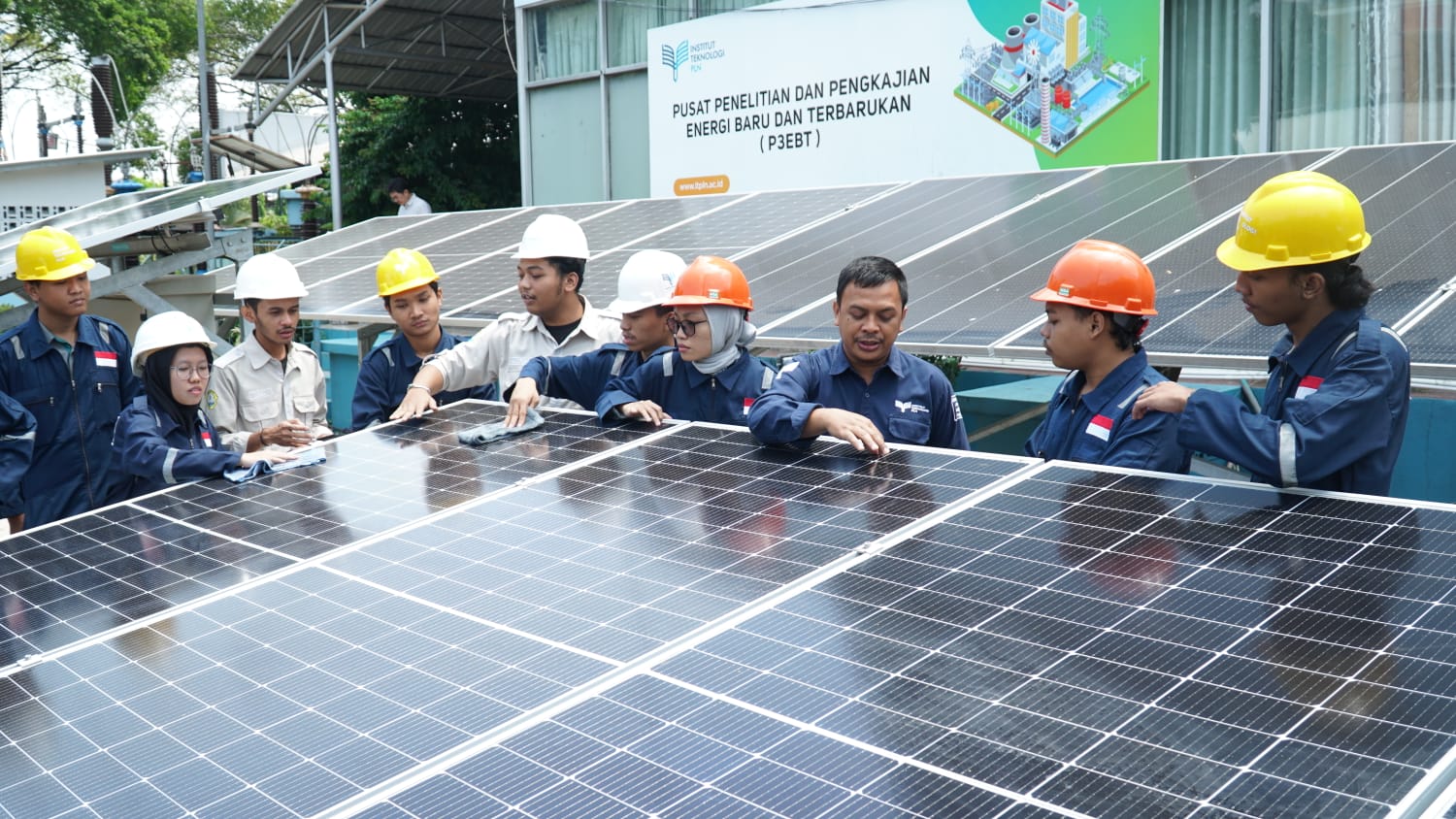 Dipandu dosen, mahasiswa ITPLN melaksanakan praktikum di lab PLTS kampus ITPLN. Dok. Istimewa