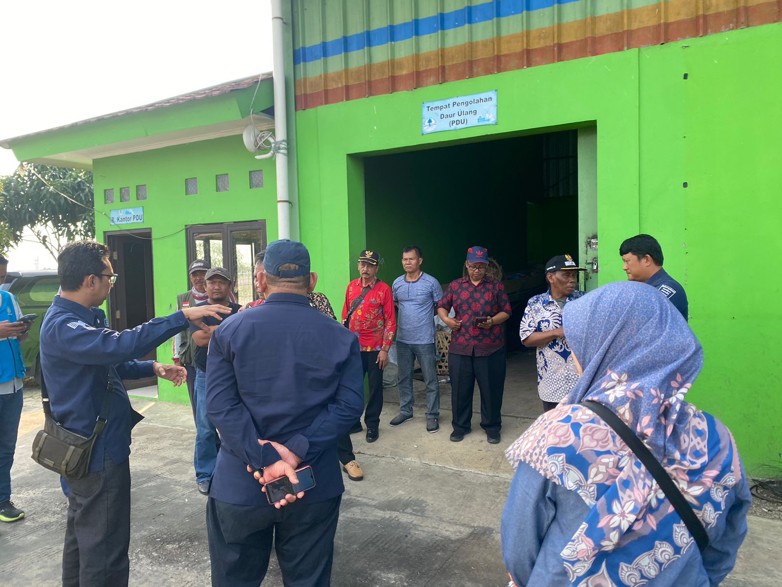 Tim dari ITPLN bersama Pemkab Indramayu dan Dinas Lingkungan Hidup Kabupaten Indramayu sepakat atasi sampah dengan mengelola menjadi RDF. Dok. Istimewa