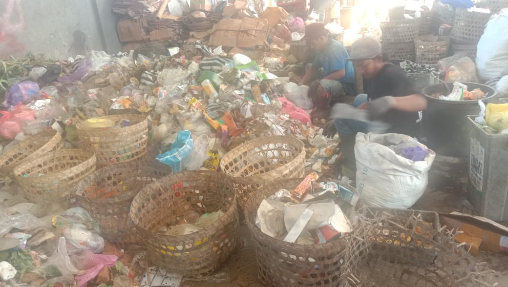 Proses pemilahan sampah.