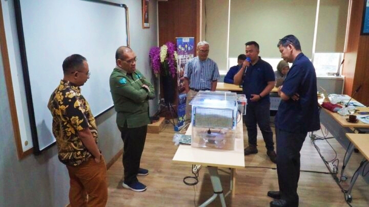 Para mentor see Edang memberikan arahan kepada salah satu tim inovasi dan kreativitas mahasiswa ITPLN. Dok. Istimewa