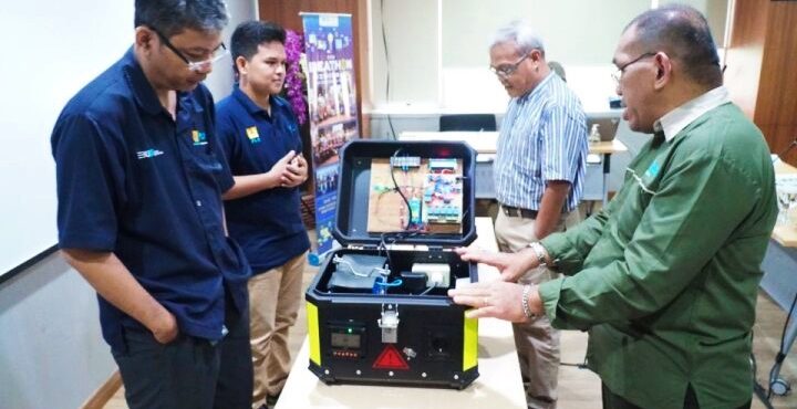 Dewan juri Ideathon Bizincubate memberikan pengarahan kepada salah satu tim inovasi dan karya mahasiswa. Dok. Istimewa