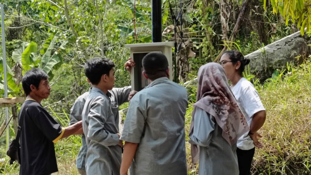 Perancangan Sistem Kontrol Hybrid PLTS dan PLTMH yang dilakukan oleh Tim Dosen ITPLN untuk Mendukung Sarana Listrik Fasilitas Umum dan Pondok Belajar Masyarakat Kampung Gadog, Cianjur. Dok. Istimewa