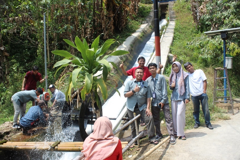 Tim PKM ITPLN saat melakukan pemasangan Sistem Kontrol Hybrid PLTS dan PLTMH di Kampung Gadog, Cianjur. Dok. Istimewa